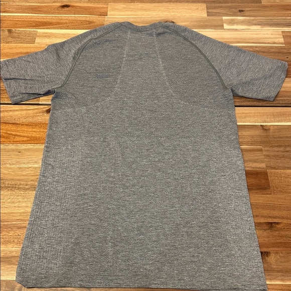 Lululemon Men’s Short Sleeve Tshirt Xsmall gray - Picture 2 of 4